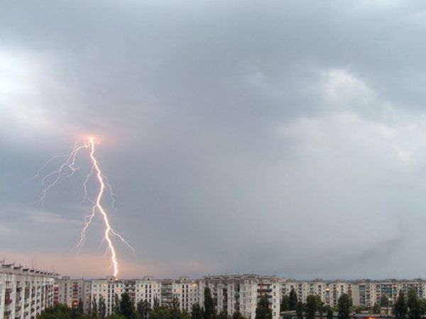 Жителей Ярославской области предупредили о грозе, ливне и сильном ветре