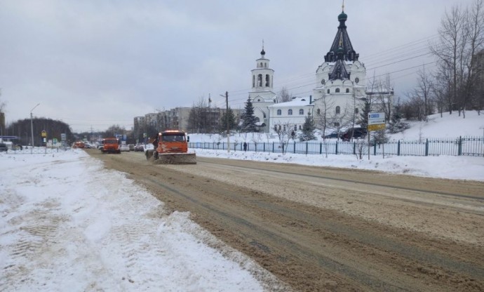 Костромские дорожники экстренно расчищают город от снега