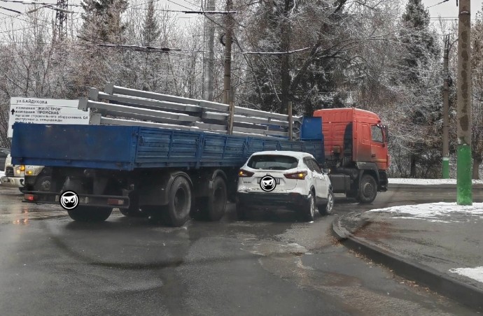 У часового завода в Пензе легковушка столкнулась с грузовиком