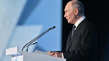 Путин назвал задачей центра "Россия" продвижение традиционных ценностей