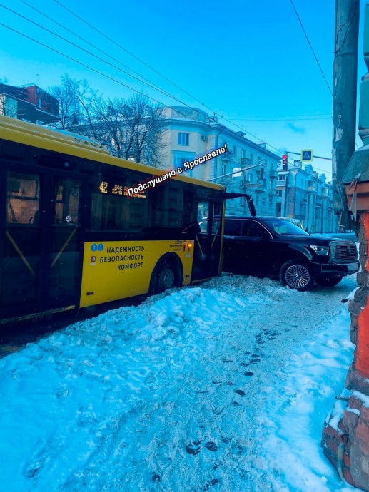 В сети появилось видео ДТП автобуса и внедорожника в Ярославле