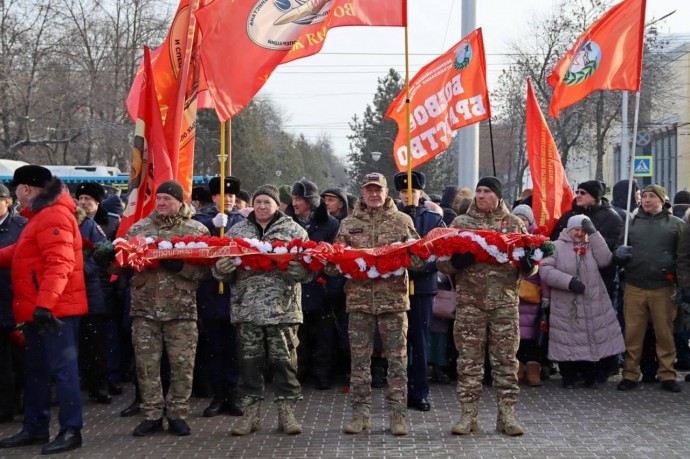 В Уфе возложили цветы к памятнику «Скорбящая мать»