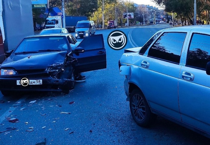 В Пензе в жесткой аварии изуродовало две машины