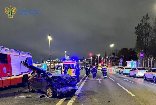 Один человек погиб и ещё трое пострадали в ночном ДТП в Москве