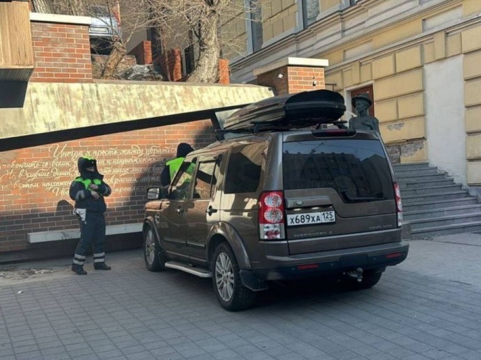 Угнал внедорожник и направился в храм: в центре Владивостока развернулась настоящая погоня