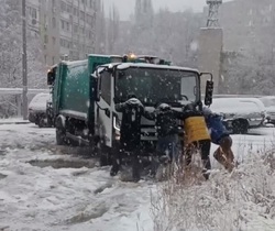 В коммунальных колдобинах во дворе застрял мусоровоз