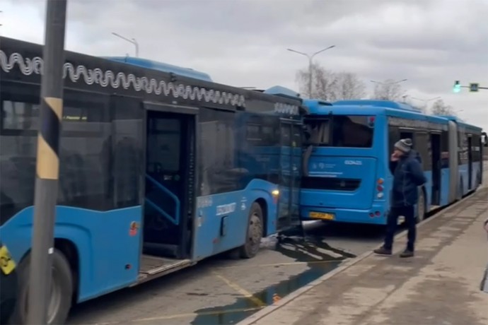 Пять человек пострадали при столкновении 2 автобусов в московском районе Солнцево