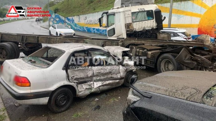 ДТП с участием грузовика и самосвала парализовало движение во Владивостоке