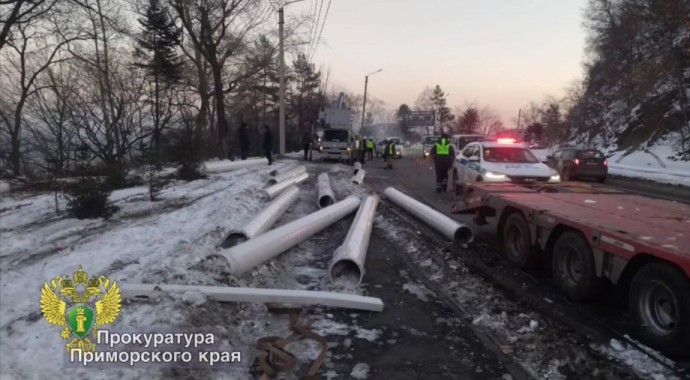 Трубы на дороге. В Приморье произошло серьезное ДТП с большегрузом