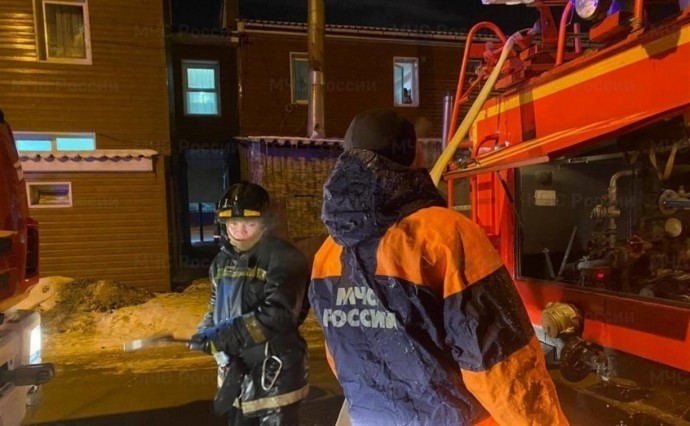 Четверых человек спасли при пожаре в двухэтажке в Южно-Сахалинске