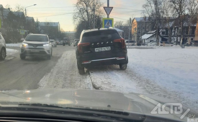 Владелец автомобиля Haval с красноярскими номерами возмутил сахалинцев способом парковки