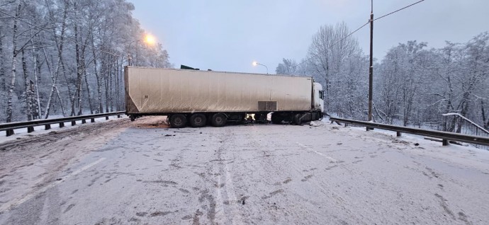 В Валдайском районе на М-10 произошло смертельное ДТП с грузовиками