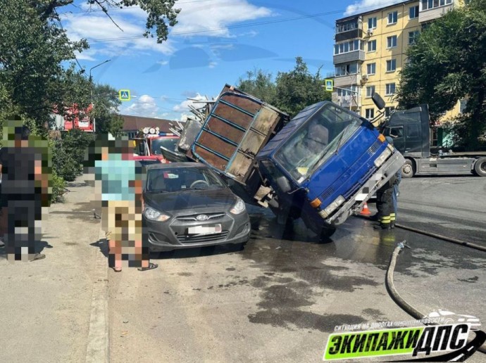 Во Владивостоке грузовик «прилег» на припаркованный автомобиль