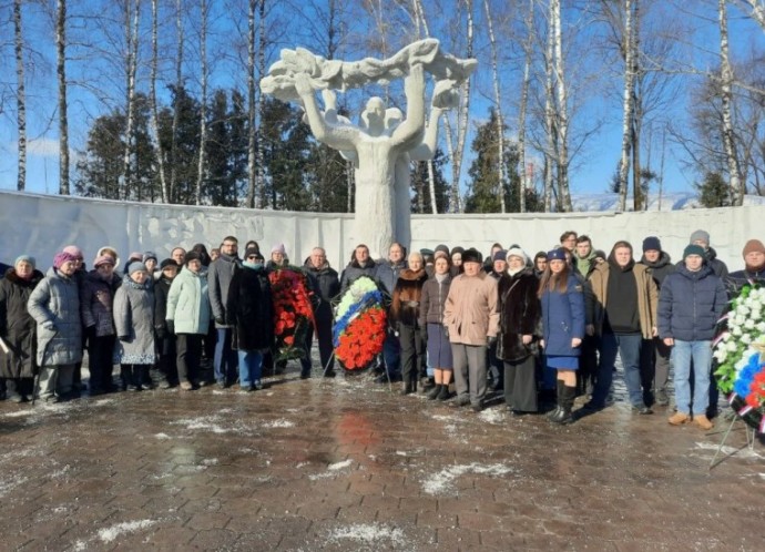 Туляки возложили цветы к мемориалам