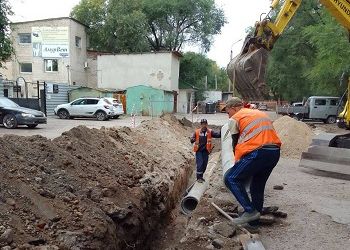 Систему водоотведения ремонтируют в центре Благовещенска