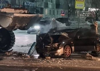 «Страшная авария»: амурчане сообщают о ДТП с погрузчиком и легковушкой