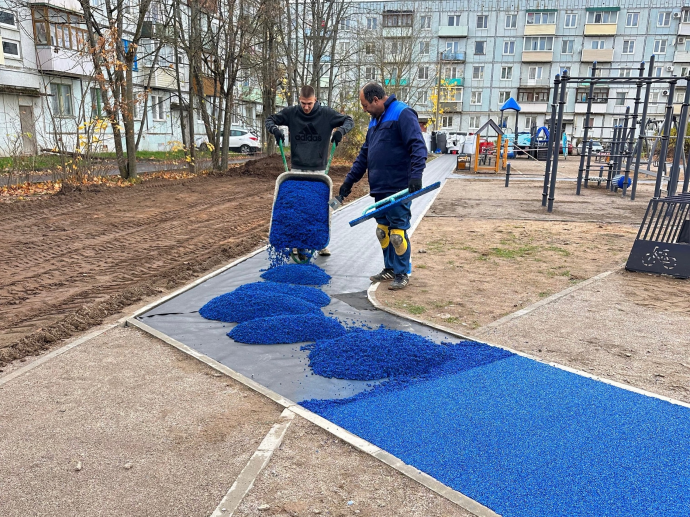 В Старой Руссе сразу на трёх детских площадках устанавливают новое оборудование