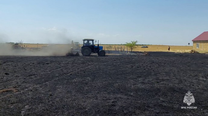 В Кировском районе трактора помогли потушить горящую траву