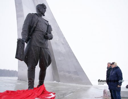 В Башкирии открыли памятник легендарному летчику-штурмовику Мусе Гарееву