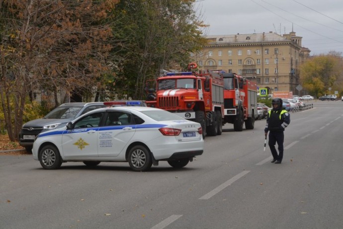 В Магнитогорске к одному из зданий приехали экстренные службы