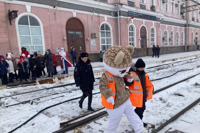 Тамбовские школьники отправились в увлекательное «путешествие» с Полицейским Дедом Морозом