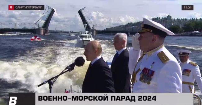 Путин и Белоусов приняли главный военно-морской парад в Петербурге