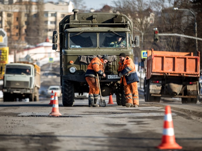 В Белгородской области заделали почти 5 тысяч «квадратов» дорожных ям и выбоин