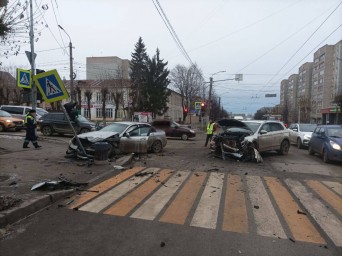 В Кирове произошло страшное ДТП: «Мерседес» врезался в столб