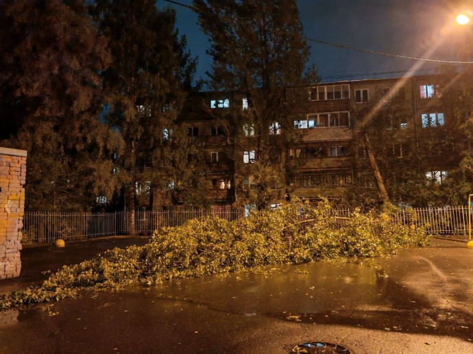 Энергетики «Ярэнерго» оперативно устраняют последствия непогоды