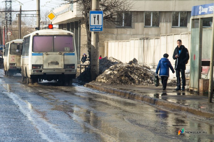 Жители Афанасьевского района ждут утренний автобус под дождем и снегом