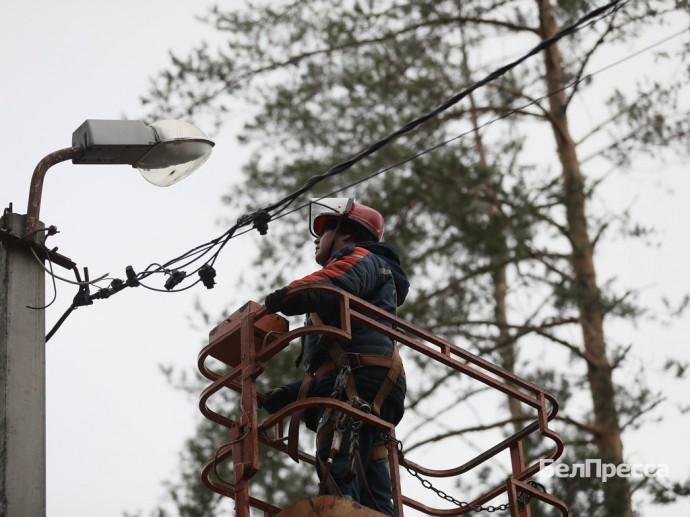 Белгородские энергетики устранили порыв на линии электропередачи в селе Дорогобужино