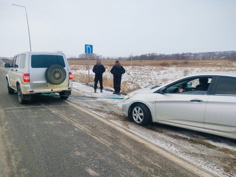 Сотрудники ОМОН Росгвардии помогли водителю, автомобиль которого оказался вне трассы