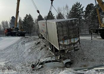 Соцсети: в Приамурье фура смяла «легковушку»