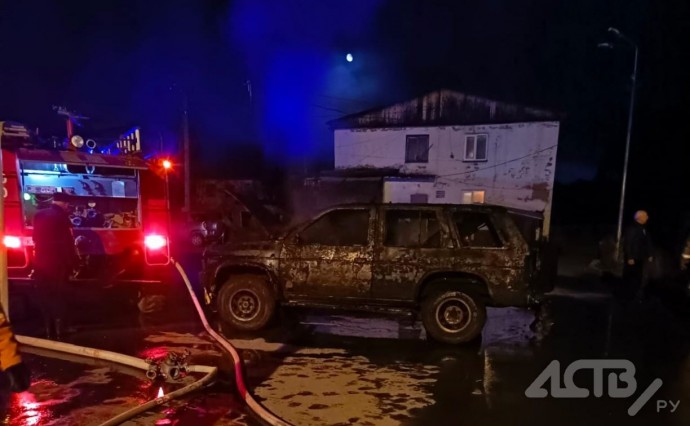 Гараж загорелся в селе Холмского района