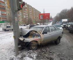 "ВАЗ" врезался в светофор, пострадали парень и девушка