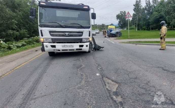 Спасателей вызывали на место ДТП с участием самосвала в Южно-Сахалинске