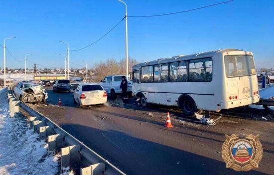 Водитель и трое детей пострадали в ДТП с пассажирским автобусом в городе Черемхово