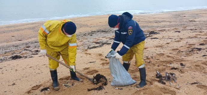 С побережья Крыма собрали 400 тонн загрязнённой смеси с мазутом