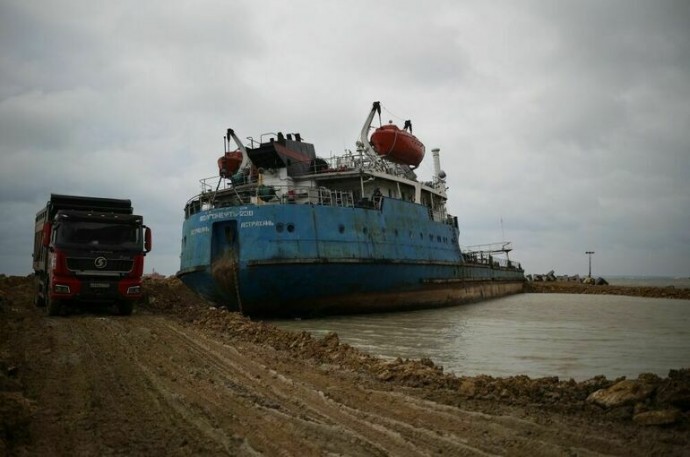 На танкере «Волгонефть-239» начали откачку мазута