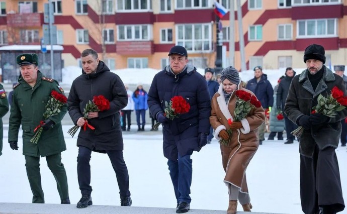 Валерий Лимаренко в День защитника Отечества возложил цветы к Вечному огню