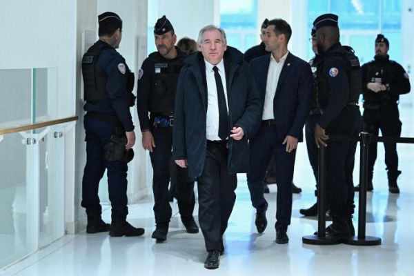 Новый премьер Франции пригласил в правительство все силы, кроме «левых» и «правых»