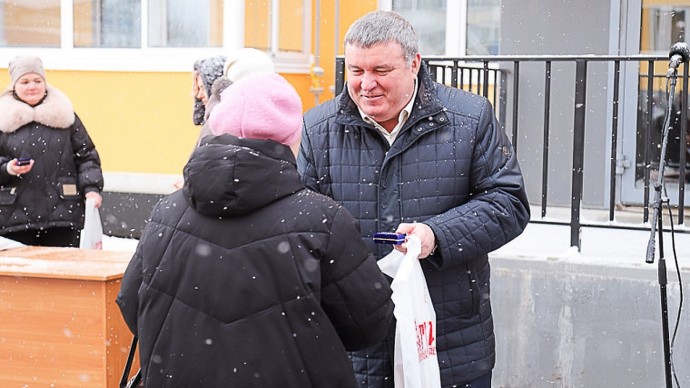 Жители бараков из Ленинского получили ключи от новых квартир