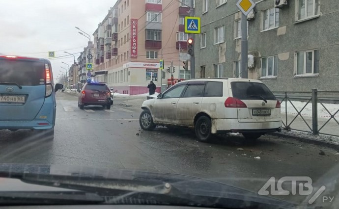 Два универсала столкнулись на перекрёстке в Южно-Сахалинске