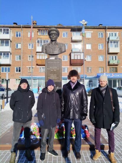 Состояние памятников солдатам Великой Отечественной войны и труженикам тыла проверил в Ангарске депутат ЗС Денис Ягодзинский