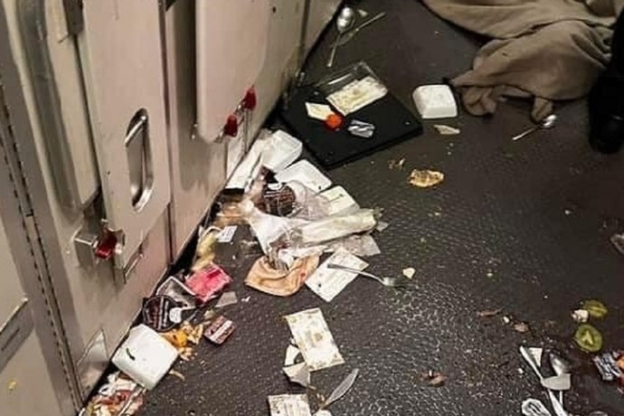 Один человек погиб и более 70 ранено при ЧП с лайнером Singapore Airlines