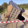 В Приморье большегруз повис на рухнувшем мосту