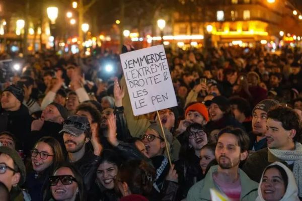 Противники Жана-Мари Ле Пена отпраздновали его смерть салютами и танцами на улицах