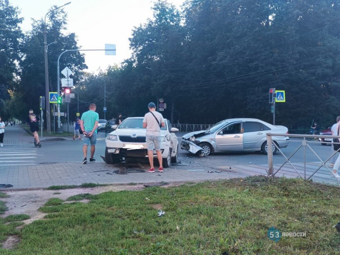 Фотофакт: на оживлённом новгородском перекрестке столкнулись легковушки