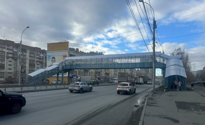 В Новосибирске отремонтировали три надземных пешеходных перехода