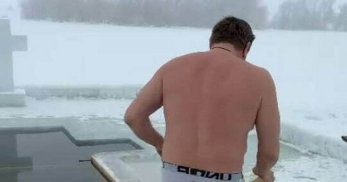 Сенатор от Калининградской области Александр Ярошук окунулся в проруби на Крещение